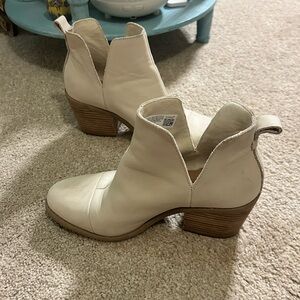 TOMS Women's Everly Cutout Block Heel Beige Leather Suede Ankle Booties Size 7.5